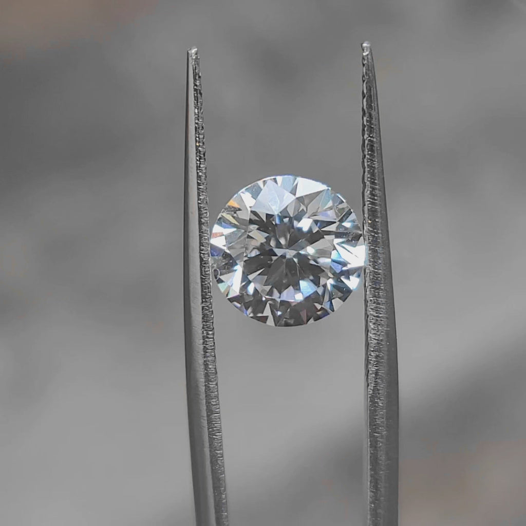 "Sunlight video showing 2.639ct round cut diamond's E color brilliance"