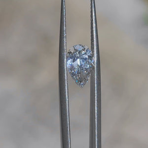 Sunlight video highlighting 1.72ct pear E color SI1 diamond's teardrop beauty