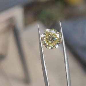"Sunlight video of 3.52ct blue flame cut's geometric brilliance and yellow saturation"