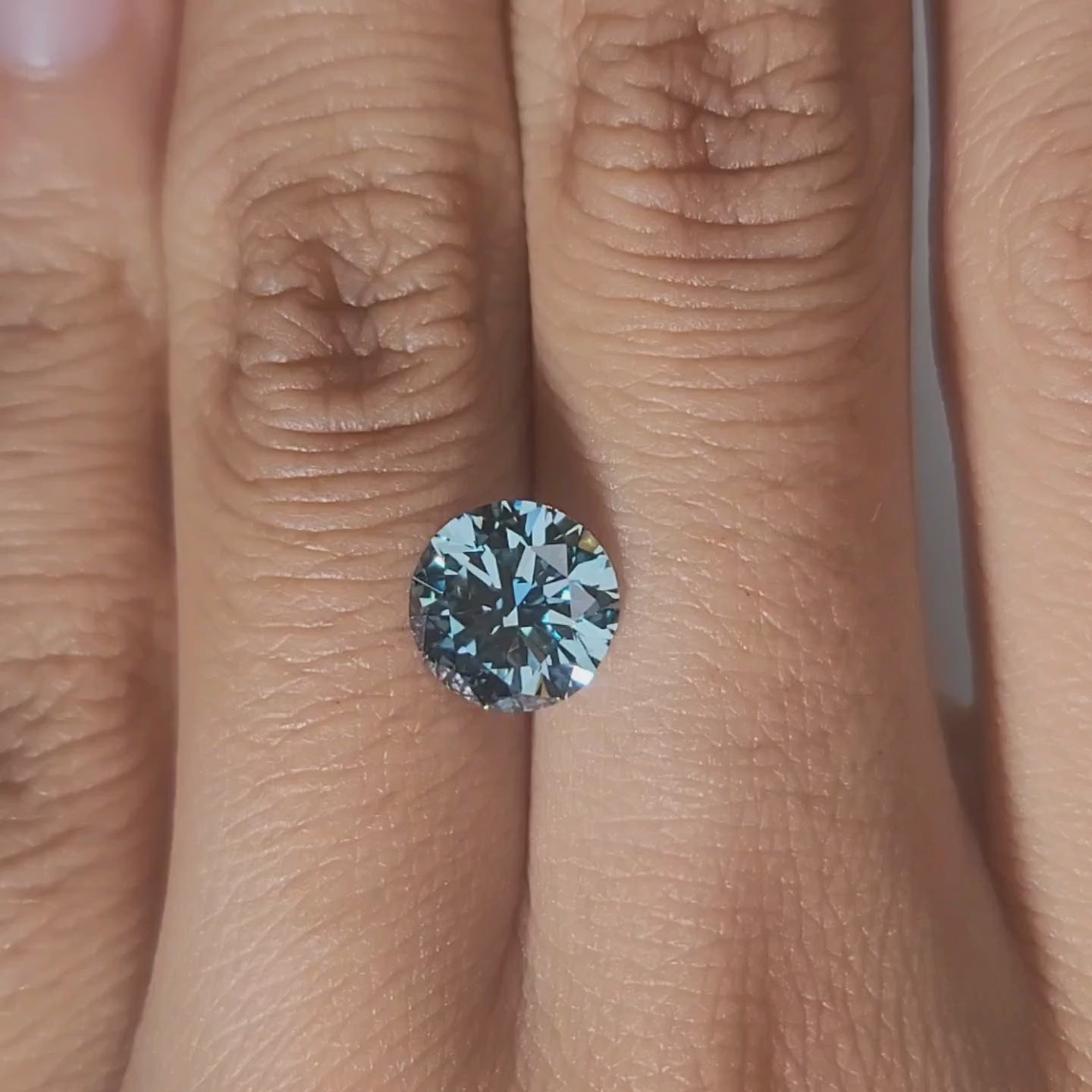 view of diamond's VVS1 clarity