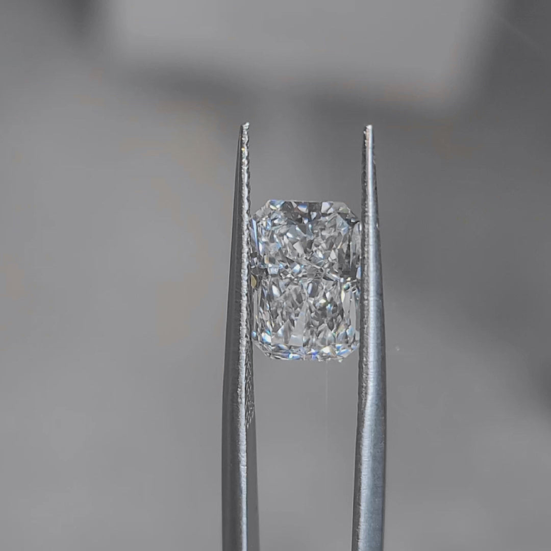 Sunlit video capturing 3.290ct radiant E color VVS1 diamond's fire
