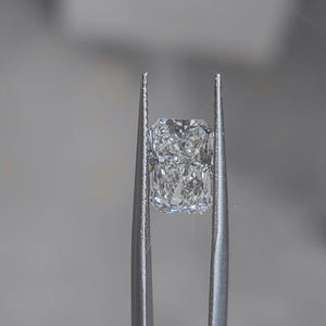 Sunlit video capturing 3.290ct radiant E color VVS1 diamond's fire