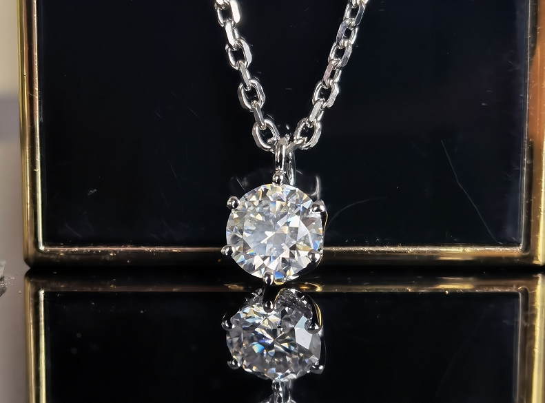 Doveggs round brilliant moissanite pendant necklace for women (pendant only)