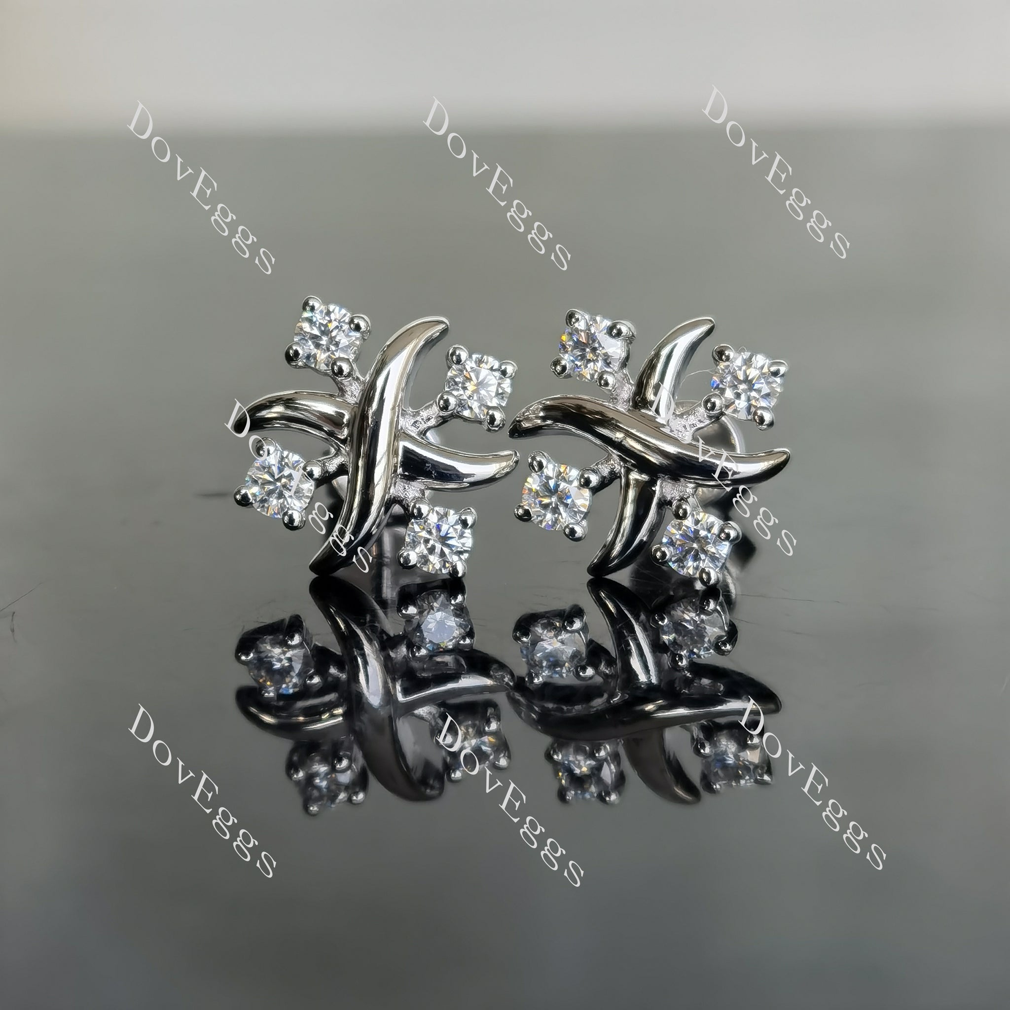 Doveggs round moissanite stud earrings