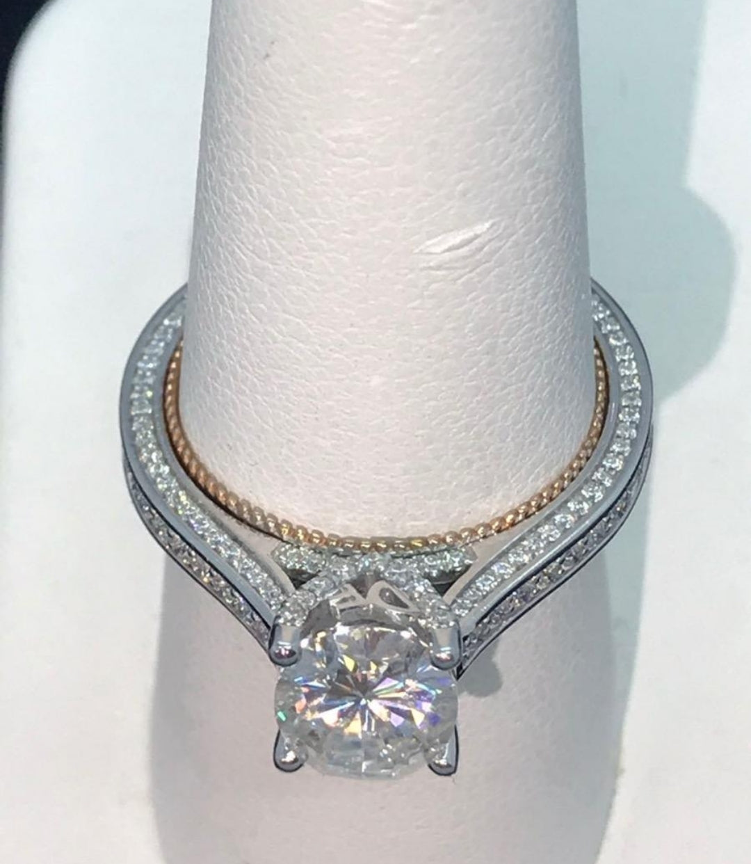 Doveggs 2ct oval full eternity moissanite engagement ring (size 7)