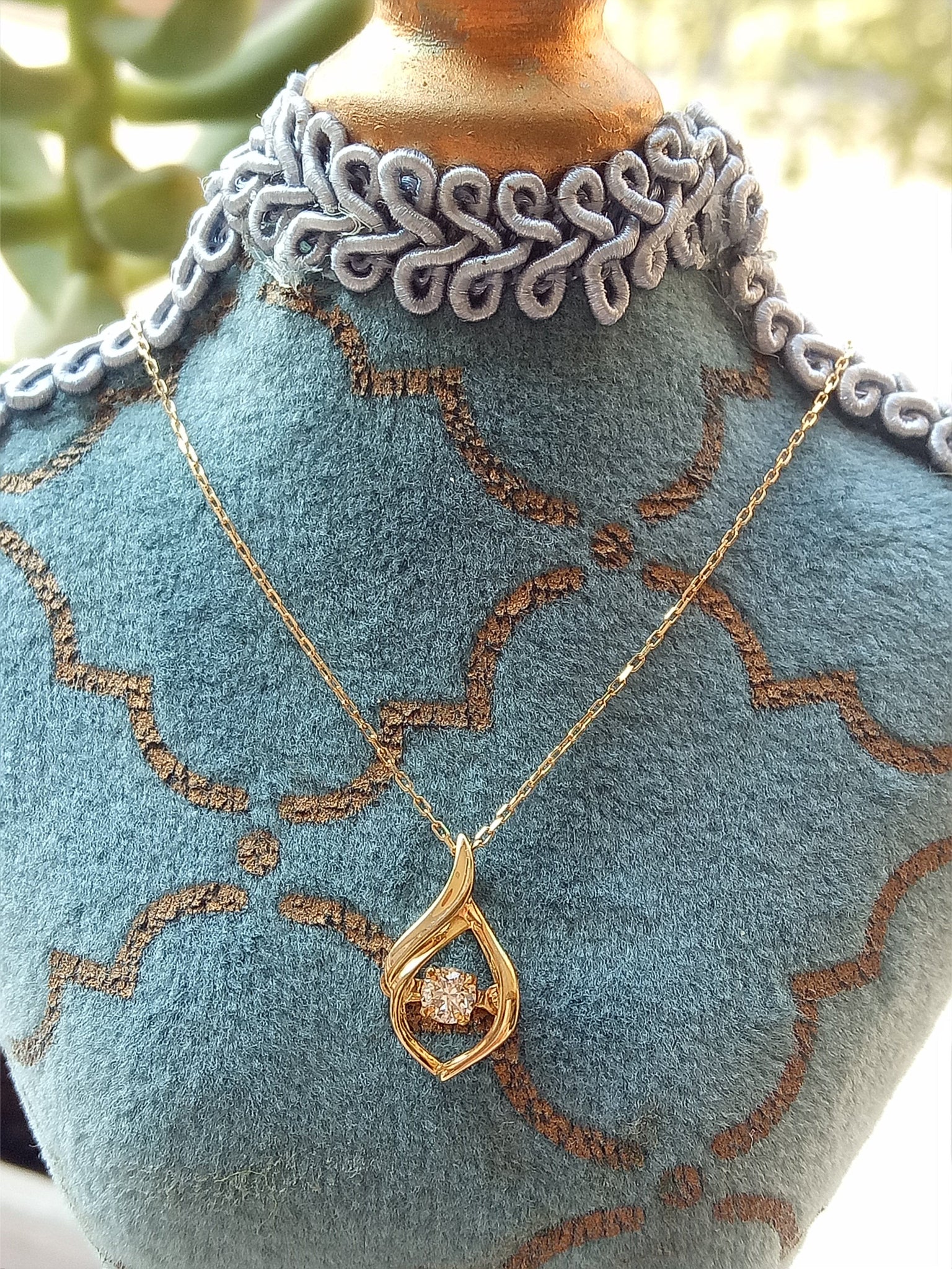 doveggs diamond pendant necklace 18k yellow gold center 0.08 carat diamond pendant necklace for women - DovEggs-Seattle