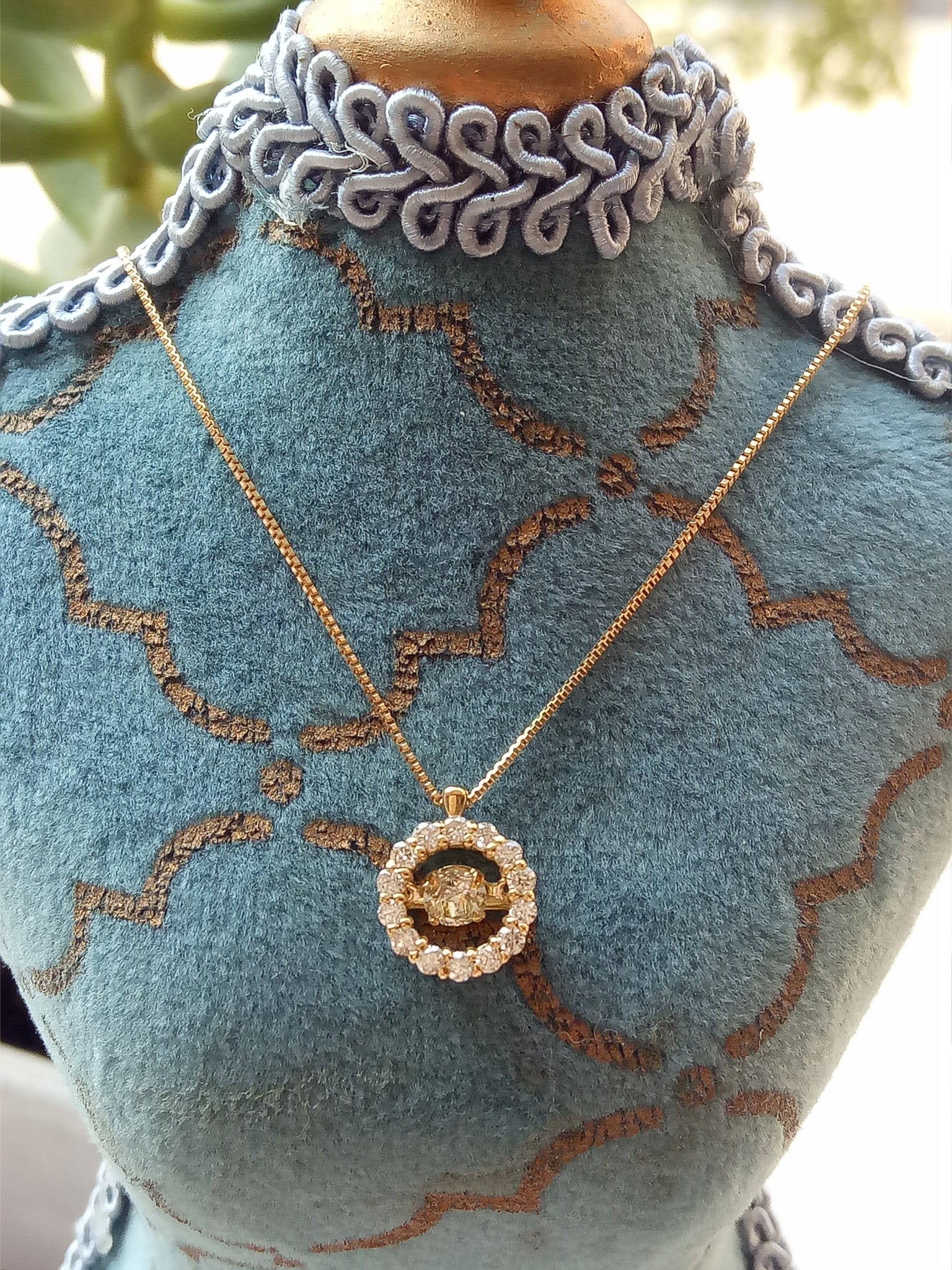 doveggs diamond pendant necklace 18k yellow gold center 0.18 carat diamond pendant necklace for women - DovEggs-Seattle