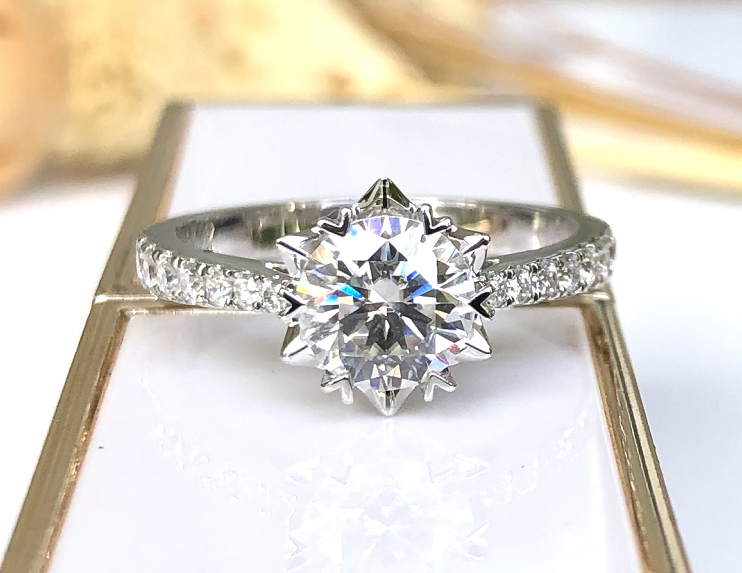 doveggs round 0.8 carat 18k white gold EF color moissanite engagement ring