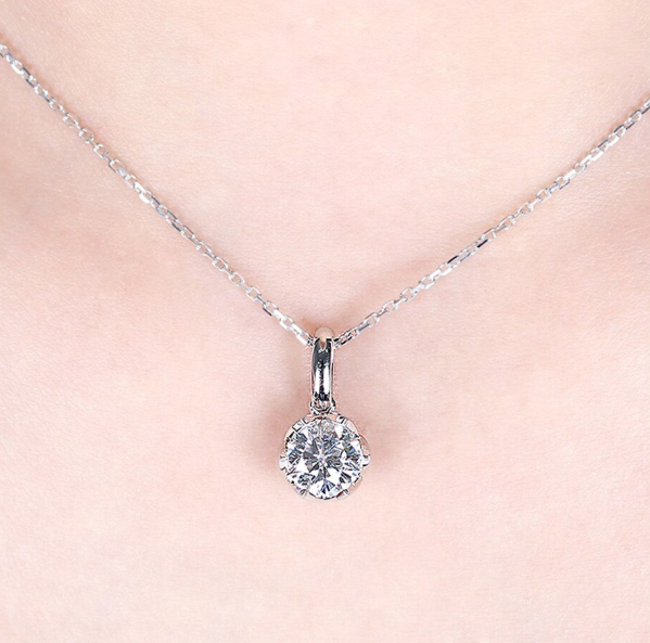 Doveggs round flower shape moissanite pendant necklace for women (pendant only)